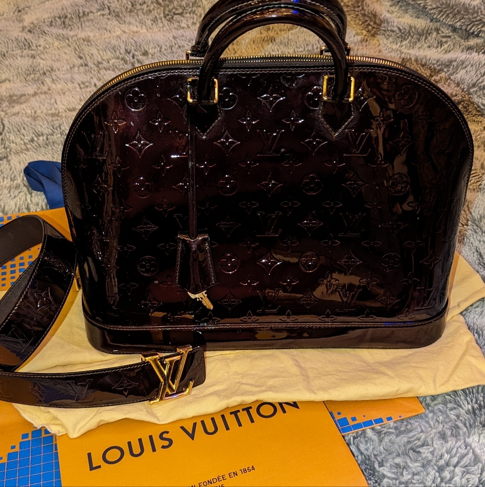 Authentic Louis Vuitton Alma Vernis MM Amarante. Gently used.. keys/lock